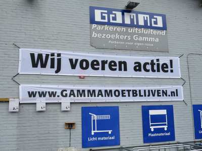 826037 Gezicht op de voorgevel van Bouwmarkt Gamma (Oudenoord 241) te Utrecht, met enkele spandoeken als protest tegen ...